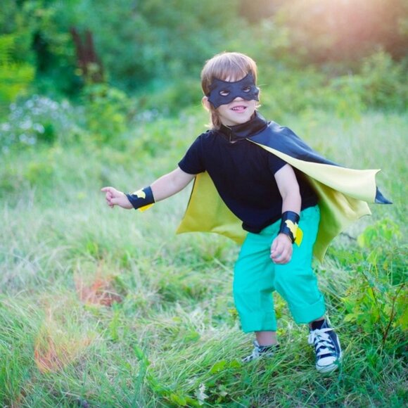 New w/Tag-Great Pretenders Batman Costume Set w/ Cape, Mask, Wristbands Size 3-4 - Picture 15 of 16